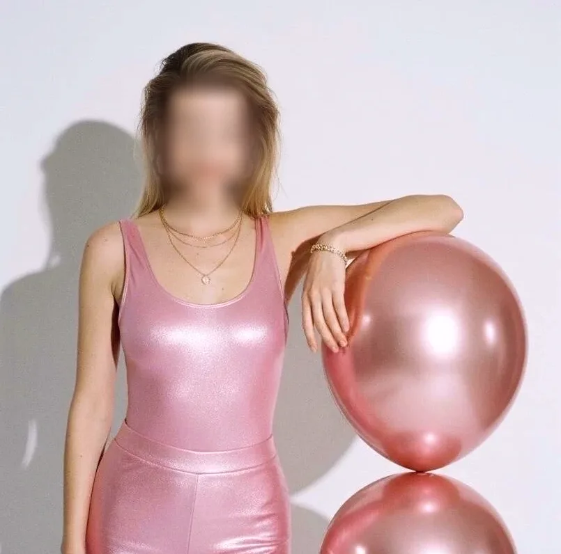 Rosa, 33